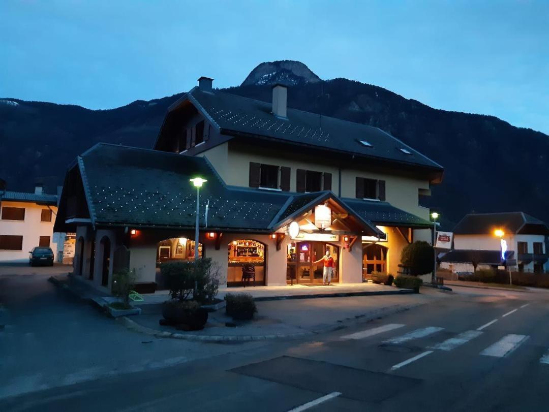 Le Grand Chatelard Hotel Bar Restaurant Sainte-Marie-de-Cuines المظهر الخارجي الصورة